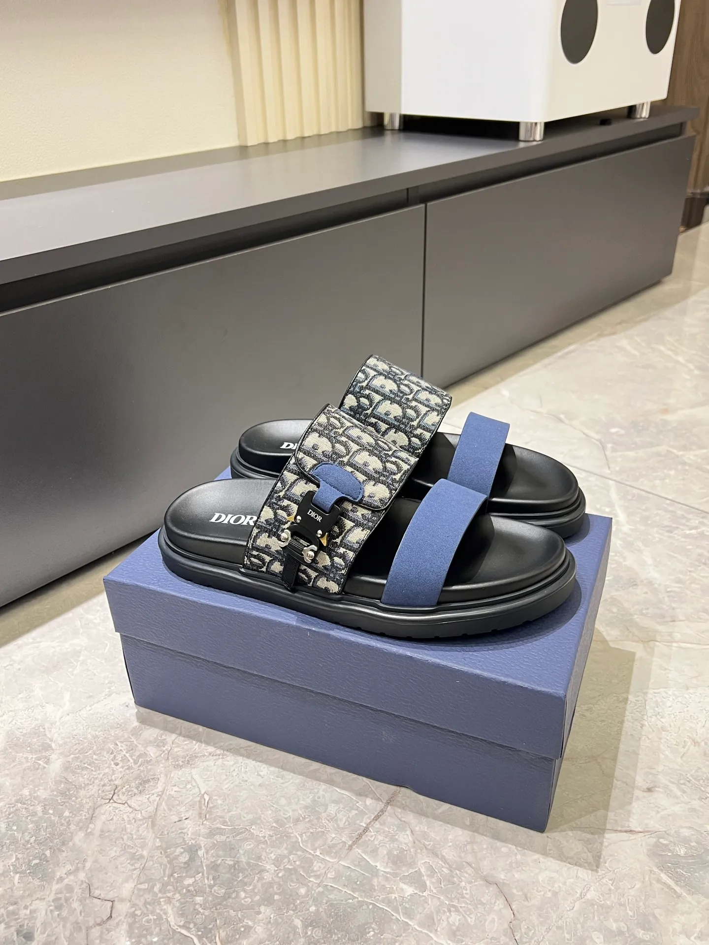 Men's Men's Shoes 💰p320 Dio* Men's Sandals Slippers. Showcasing Dior haute couture design. The Dior gray suede strap is accented with an aluminum Dior buckle for added style. Paired with a comfortable tonal notch sole, they pair easily with shorts or jeans for a sophisticated look. Main body: suede cow leather, technical fabric lining: cow leather, with adjustable straps, aluminum Dior buckle, Dior gray EVA insole, tonal notched rubber outsole splicing structure, size: 38-44 (customized at 45.46)